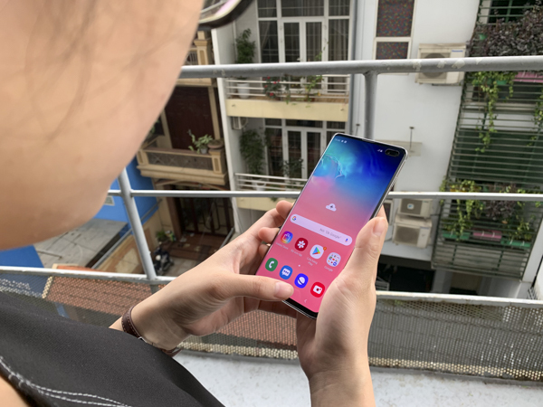 Chiếc S10+ bản tiêu chuẩn này có giá 22,99 triệu đồng. Máy còn được bán tại Việt Nam với 2 phiên bản tùy chọn cao cấp. Trong đó, Galaxy S10+ bản 8GB RAM, 512GB bộ nhớ trong có giá 25,99 triệu đồng. Galaxy S10+ bản siêu cao cấp với 12GB RAM, 1TB bộ nhớ trong có giá 33,99 triệu đồng.