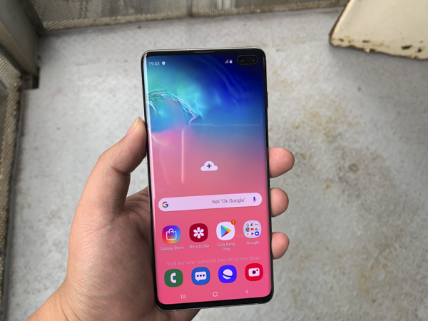 S10 có màn hình OLED với kích thước 6.4 inch. So với Galaxy S9 của năm ngoái, S10 của năm nay ấn tượng hơn với sự xuất hiện của màn hình đục lỗ đến từ công nghệ Infinity O. Nhờ vậy mà diện tích màn hình so với phần mặt trước của máy được tăng lên tối đa, không còn phần khoảng trống thừa nào ở mặt trước.