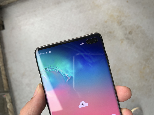 Nếu như Galaxy S10e và Galaxy S10 được trang bị camera đơn ở phía trước thì camera kép lại xuất hiện trên mặt trước của Galaxy S10+. Đây cũng là điểm khác biệt chính để phân biệt những mẫu điện thoại này.