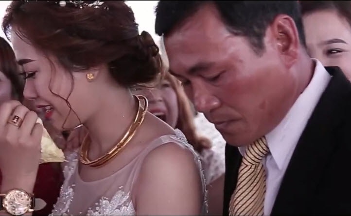 Gia đ&igrave;nh - Tục &ldquo;cha đưa mẹ đ&oacute;n&rdquo; trong đ&aacute;m cưới c&oacute; &yacute; nghĩa như thế n&agrave;o? (H&igrave;nh 2).