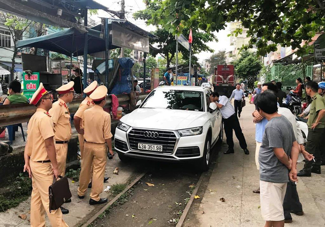 Tin nhanh - Xe sang Audi đậu giữa đường ray, tàu hỏa buộc phải dừng đột ngột (Hình 2).