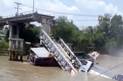 Tin nhanh - Vừa dừng thu phí, cầu ở Đồng Tháp đổ sập xuống kênh (Hình 2).