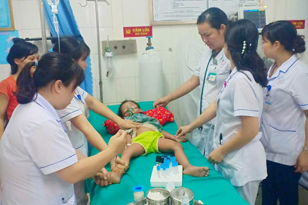 Sức khỏe - Bé 3 tuổi lên cơn sốc phản vệ sau khi bị kiến cắn