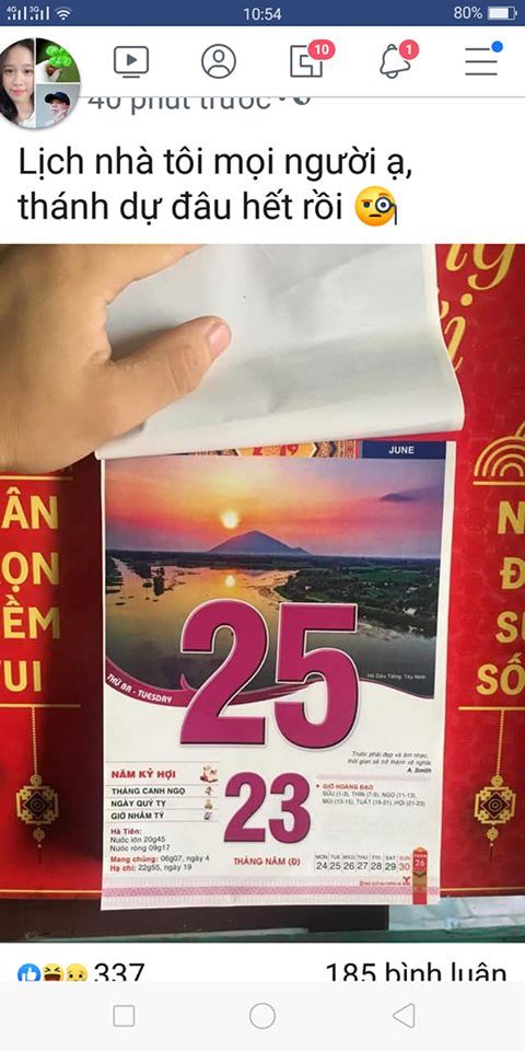 Sự yên bình của dòng sông in trên lịch chắc hẳn ngụ ý rằng sẽ là tác phẩm “Ai đã đặt tên cho dòng sông” chăng? (Ảnh: Nguyễn Thành Chung/Group Trường Người Ta).