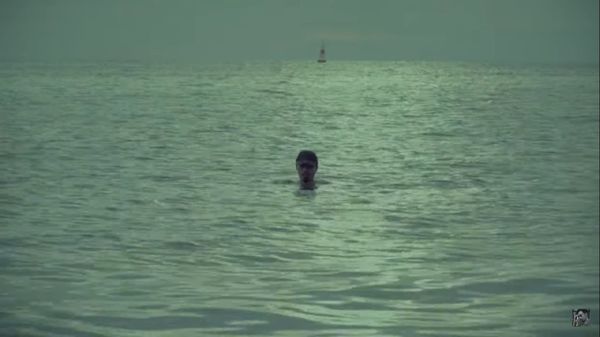 MV Hai triệu năm của nam rapper Đen Vâu được quay dưới biển, trong đó lời nhạc cũng không ít lần đề cập đến những con sóng, liệu đây có phải là điềm báo cho tác phẩm “Sóng” của nhà thơ Xuân Quỳnh?