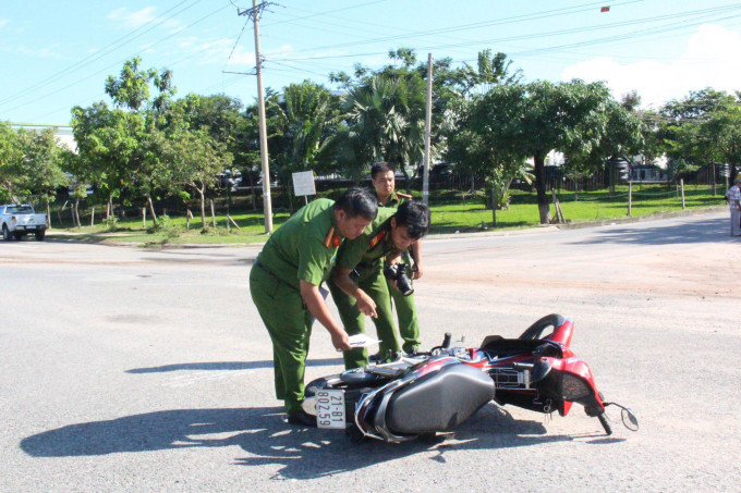 Tin nhanh - L&agrave;m r&otilde; nguy&ecirc;n nh&acirc;n nam thanh ni&ecirc;n đi xe m&aacute;y tử nạn bất thường giữa đường (H&igrave;nh 2).