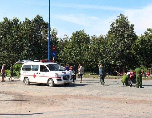 Tin nhanh - L&agrave;m r&otilde; nguy&ecirc;n nh&acirc;n nam thanh ni&ecirc;n đi xe m&aacute;y tử nạn bất thường giữa đường