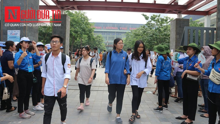 Giáo dục - Sĩ tử cười 'như được mùa' sau khi thi môn Ngữ văn THPT Quốc gia 2019 (Hình 2).
