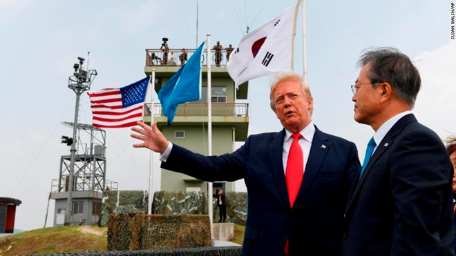 Tiêu điểm - Tổng thống Donald Trump nói trong cuộc gặp Chủ tịch Kim Jong-un tại DMZ: 'Nếu ông ấy không tới, báo chí sẽ khiến tôi trông rất tệ” (Hình 3).