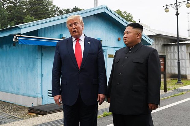 Tiêu điểm - Tổng thống Donald Trump nói trong cuộc gặp Chủ tịch Kim Jong-un tại DMZ: 'Nếu ông ấy không tới, báo chí sẽ khiến tôi trông rất tệ” (Hình 6).