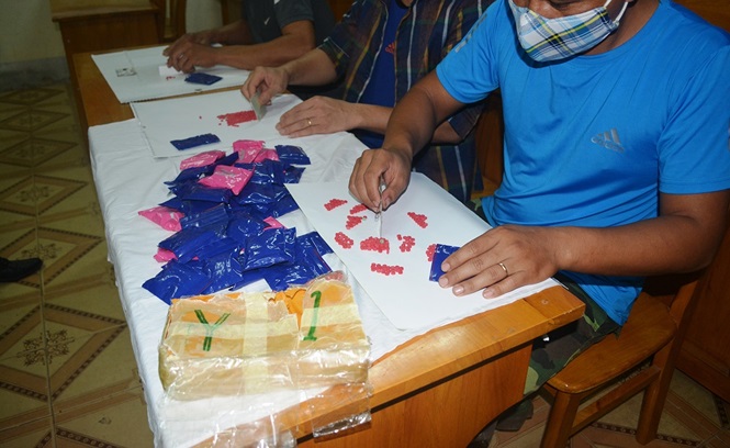 An ninh - H&igrave;nh sự - Truy t&igrave;m 2 đối tượng bỏ lại gần 9.000 vi&ecirc;n ma t&uacute;y, tẩu tho&aacute;t v&agrave;o rừng