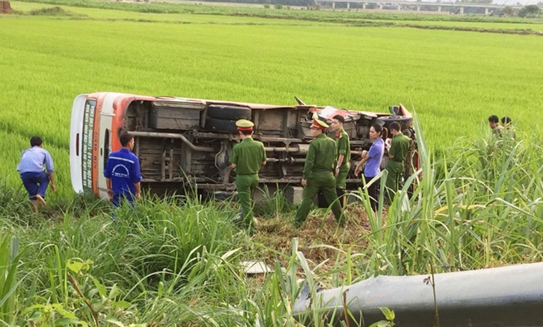 Tin nhanh - Xe buýt lật nhào xuống ruộng, 2 người chết 8 người bị thương (Hình 2).