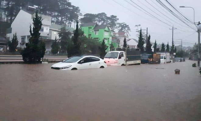 Môi trường - Đà Lạt mộng mơ chìm trong biển nước, một công an viên bị lũ cuốn trôi (Hình 9).