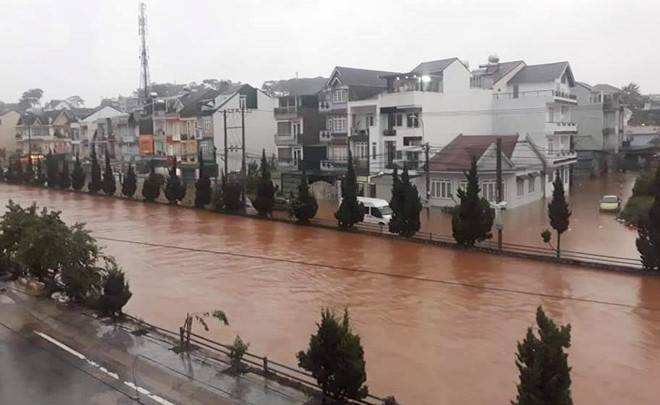 Môi trường - Đà Lạt mộng mơ chìm trong biển nước, một công an viên bị lũ cuốn trôi (Hình 8).