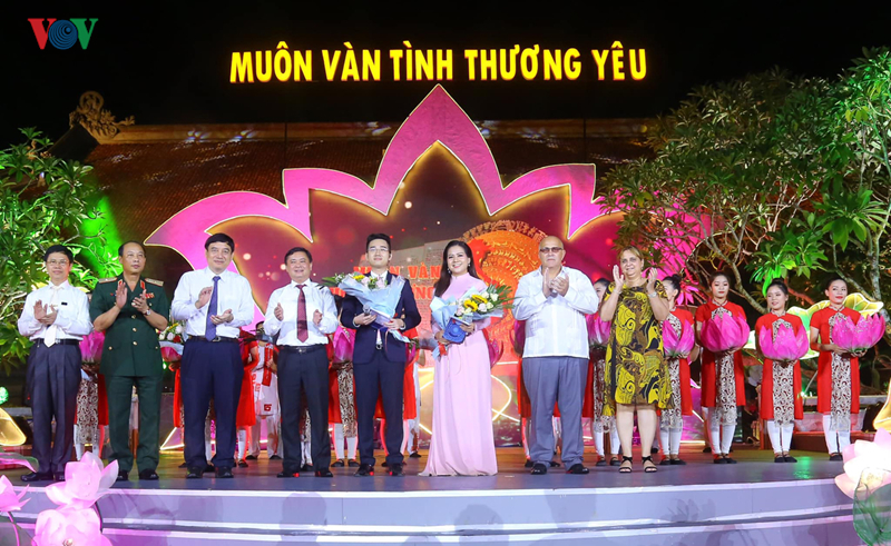 Văn hoá - “Muôn vàn tình thương yêu“-Chương trình rung động hàng triệu con tim (Hình 13).