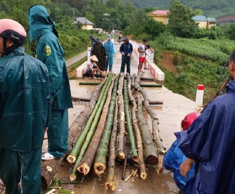 Tin nhanh - Mặt cầu mỏng “như bánh tráng” vì bị nước lũ xói mòn móng cầu (Hình 3).