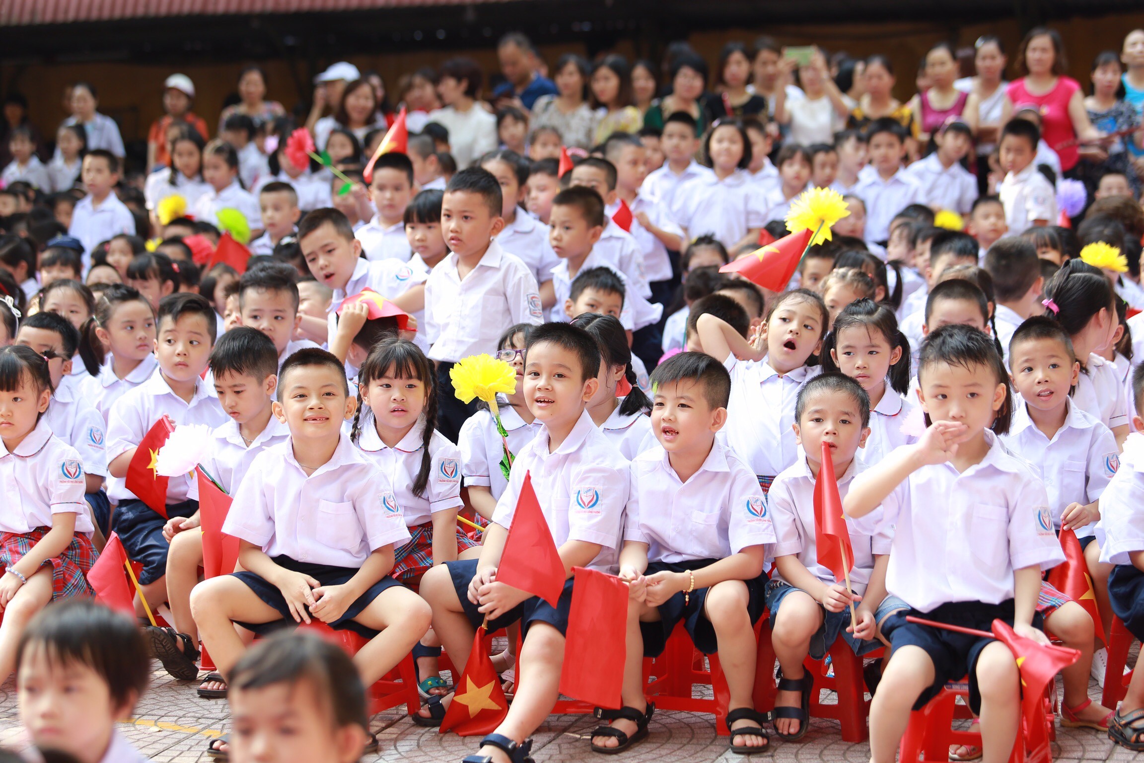 Giáo dục - Nụ cười 'sún răng' và những biểu cảm ngộ nghĩnh 'gây sốt' của học sinh lớp 1 ngày khai giảng