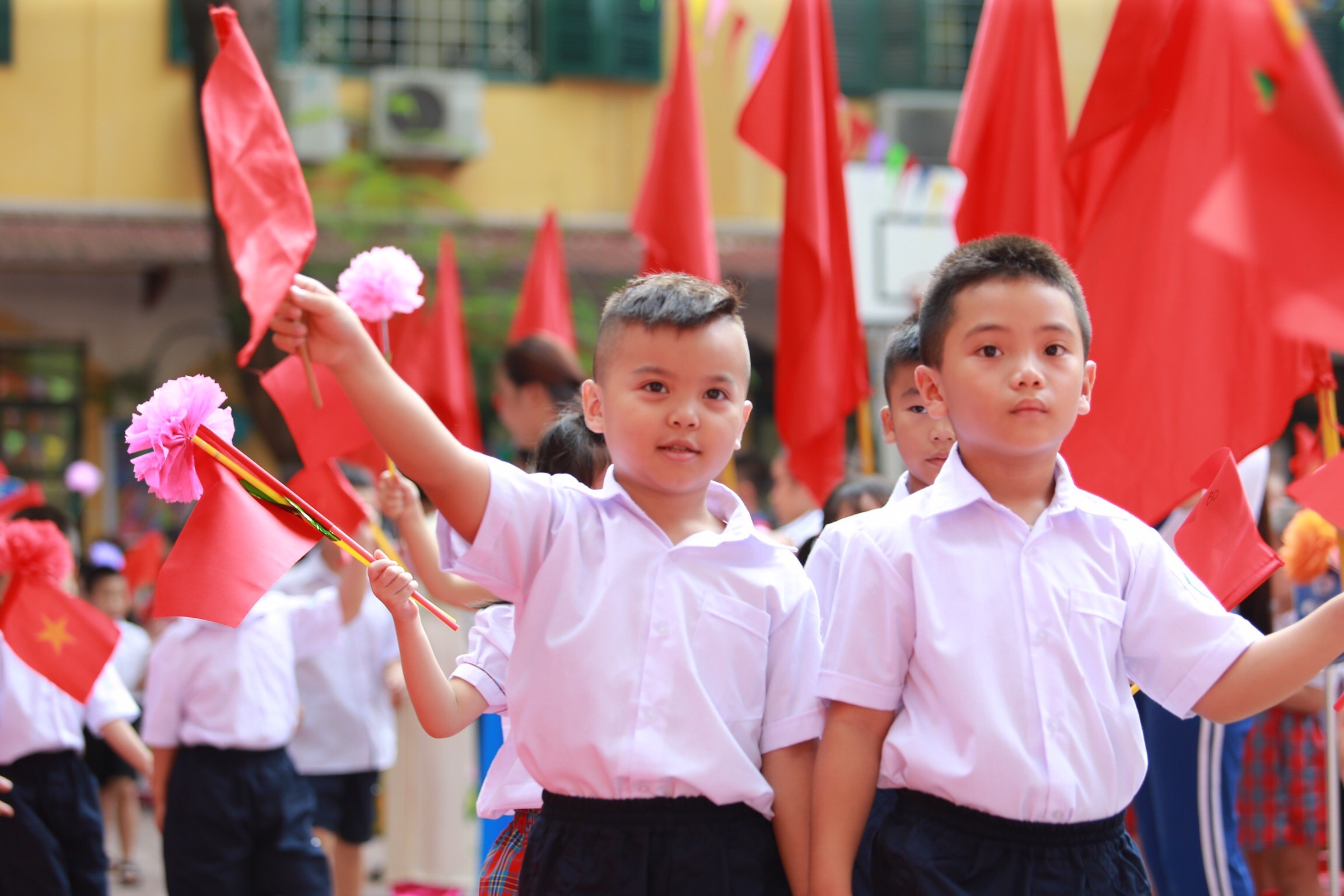 Giáo dục - Nụ cười 'sún răng' và những biểu cảm ngộ nghĩnh 'gây sốt' của học sinh lớp 1 ngày khai giảng (Hình 7).