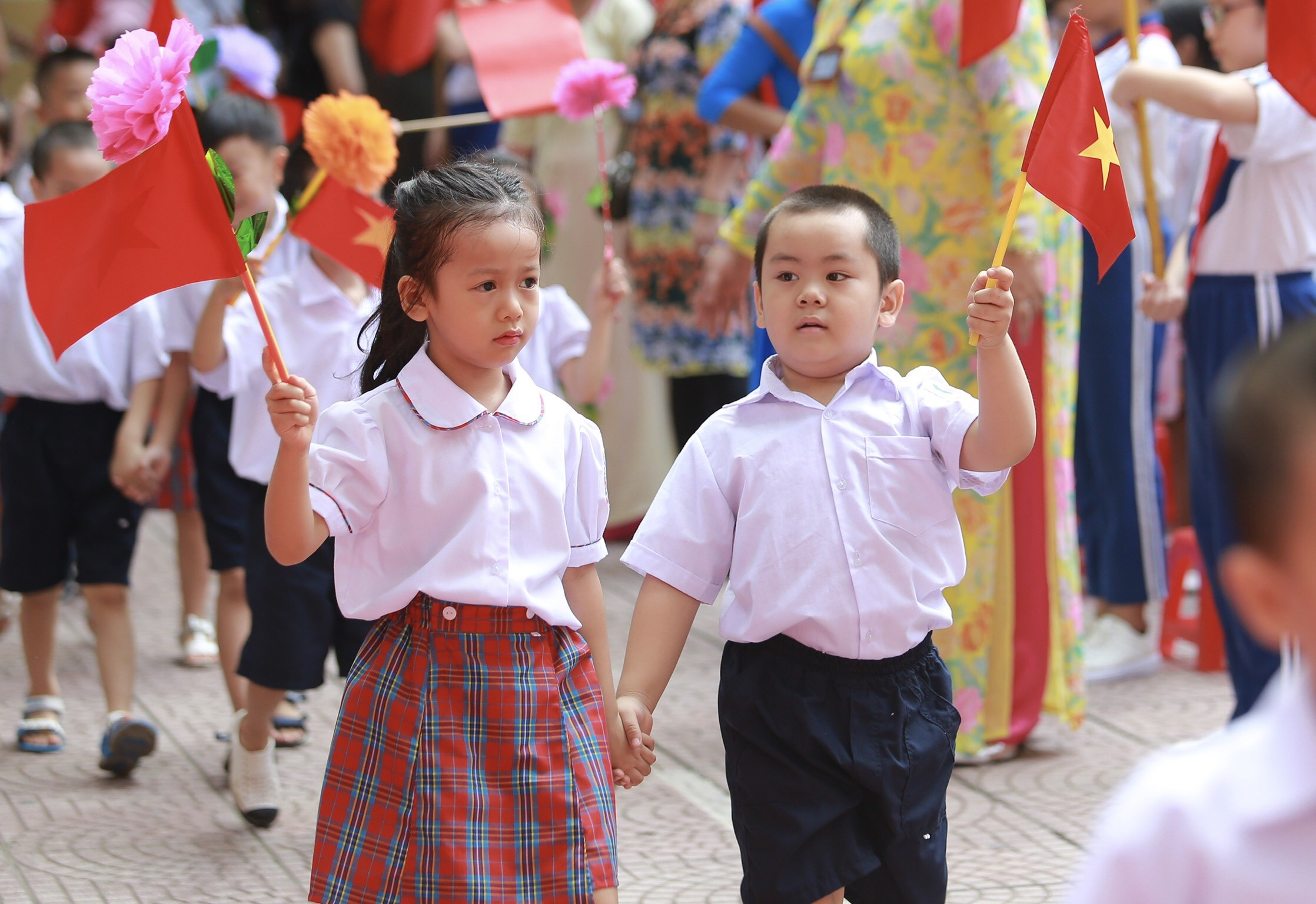 Giáo dục - Nụ cười 'sún răng' và những biểu cảm ngộ nghĩnh 'gây sốt' của học sinh lớp 1 ngày khai giảng (Hình 8).