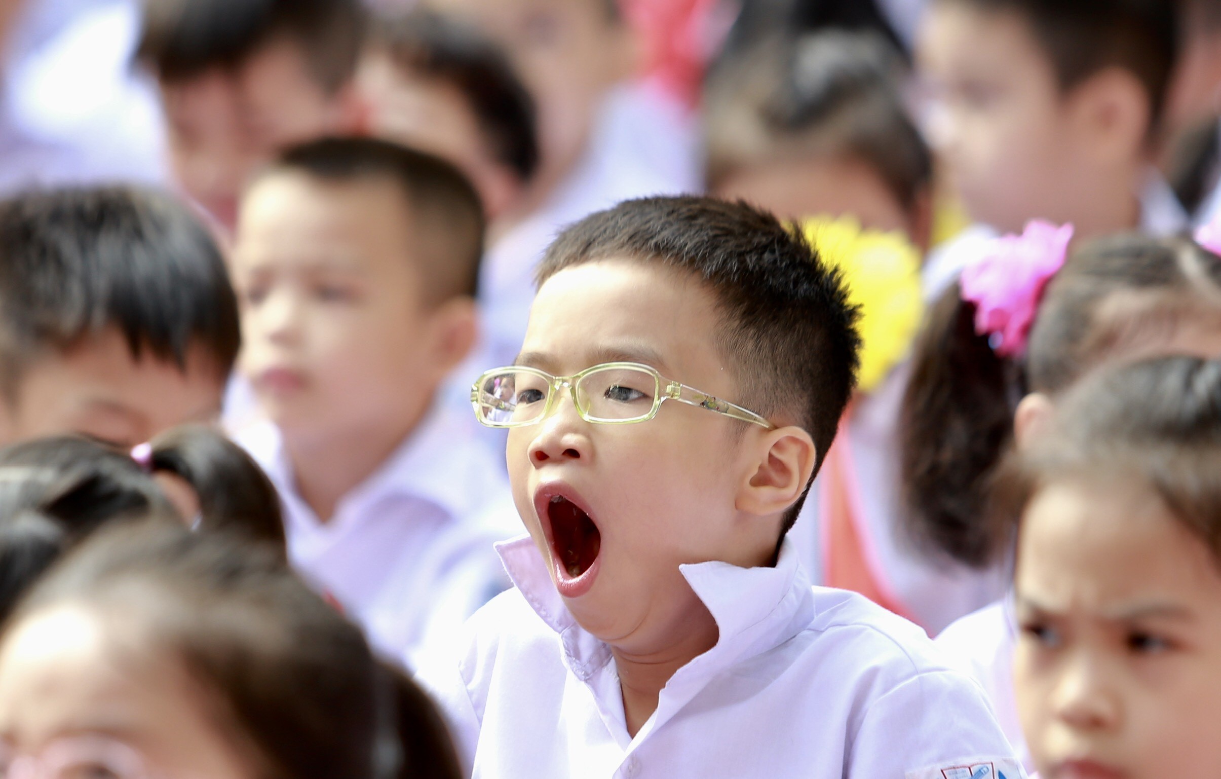 Giáo dục - Nụ cười 'sún răng' và những biểu cảm ngộ nghĩnh 'gây sốt' của học sinh lớp 1 ngày khai giảng (Hình 11).