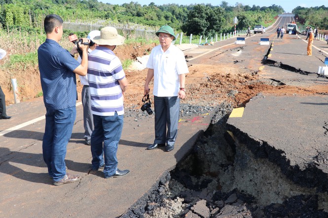 Tin nhanh - Đại biểu Quốc hội lên tiếng về đường 250 tỷ sụt lún sâu khoảng 2m (Hình 4).