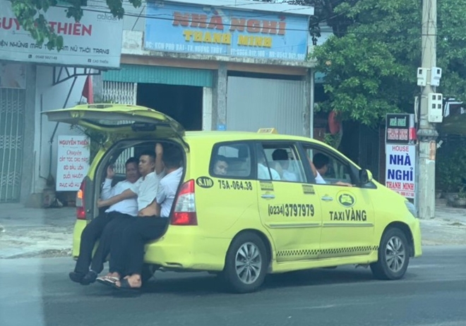 Tin nhanh - 'Hết hồn' cảnh 11 người “nhồi nhét” trong chiếc taxi 7 chỗ