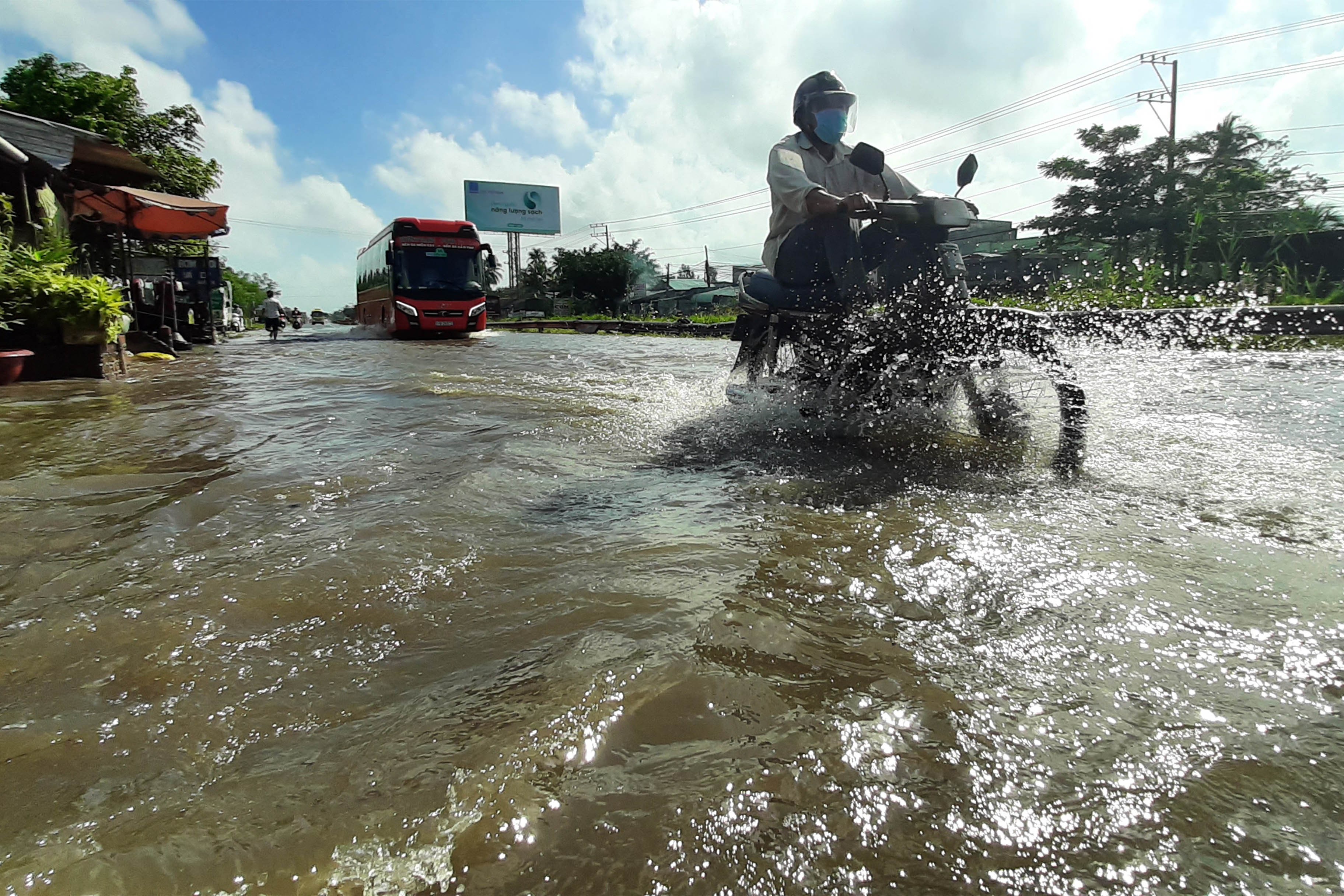 Tin nhanh - Nam Bộ “thất thủ” khi triều cường dâng cao: Người dân bỏ nhà đi lánh nạn, cuộc sống đảo lộn (Hình 9).