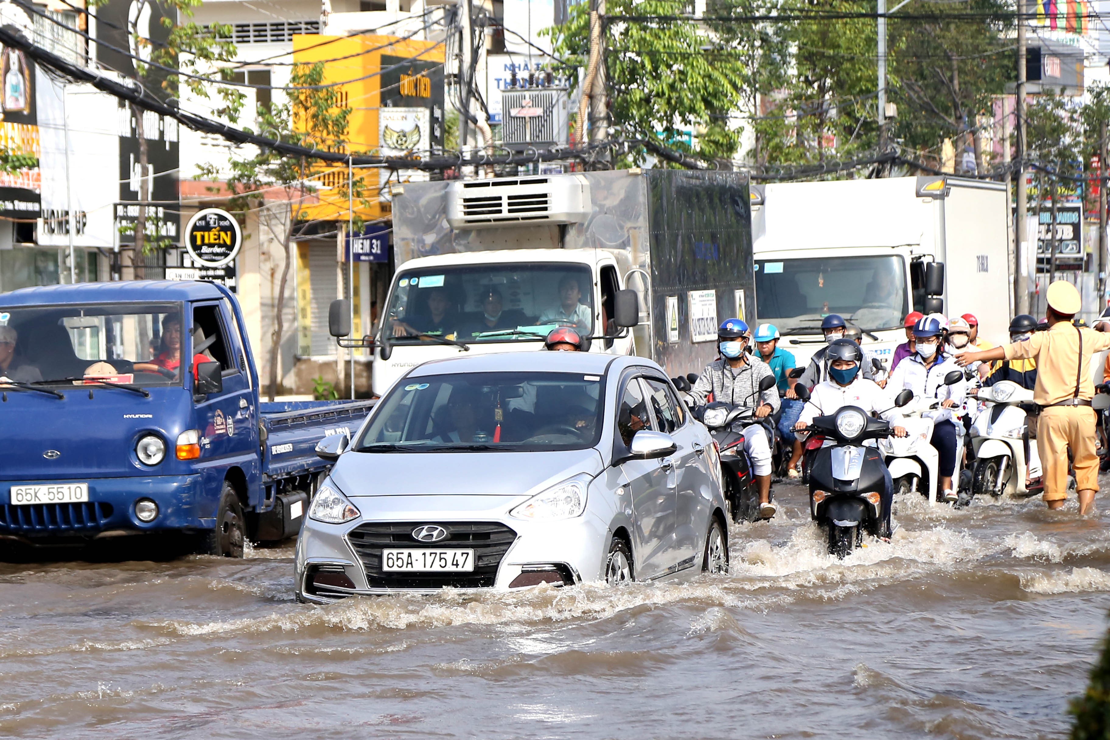 Tin nhanh - Nam Bộ “thất thủ” khi triều cường dâng cao: Người dân bỏ nhà đi lánh nạn, cuộc sống đảo lộn (Hình 10).