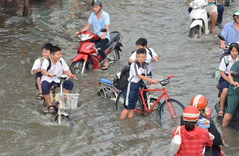 Tin nhanh - Nam Bộ “thất thủ” khi triều cường dâng cao: Người dân bỏ nhà đi lánh nạn, cuộc sống đảo lộn (Hình 3).