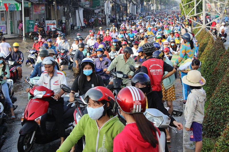 Tin nhanh - Nam Bộ “thất thủ” khi triều cường dâng cao: Người dân bỏ nhà đi lánh nạn, cuộc sống đảo lộn (Hình 2).