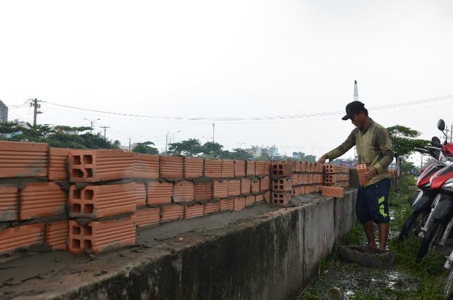 Tin nhanh - Nam Bộ “thất thủ” khi triều cường dâng cao: Người dân bỏ nhà đi lánh nạn, cuộc sống đảo lộn (Hình 6).