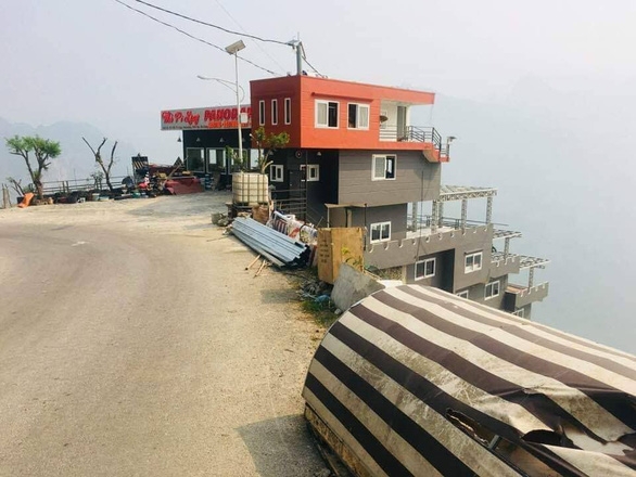 Tin nhanh - Nhà nghỉ 7 tầng xây dựng trái phép trên đỉnh Mã Pì Lèng: Chính quyền vào cuộc (Hình 2).