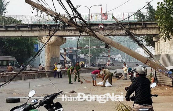 Tin nhanh - Truy tìm tài xế xe tải kéo sập cột điện rồi lao qua trạm thu phí bỏ trốn (Hình 2).