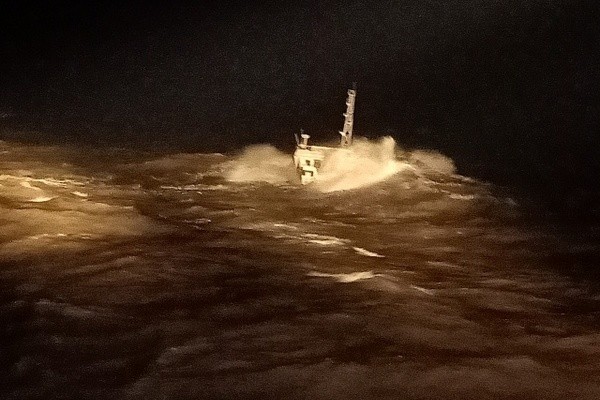 Tin nhanh - Tàu chở than mắc cạn trong thời tiết xấu, 11 thuyền viên gặp nạn