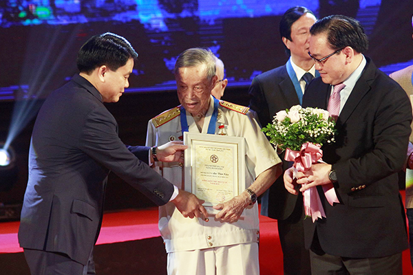 Tin nhanh - Anh hùng La Văn Cầu trở về thời bình thành “chiến sĩ bảo vệ môi trường” (Hình 2).