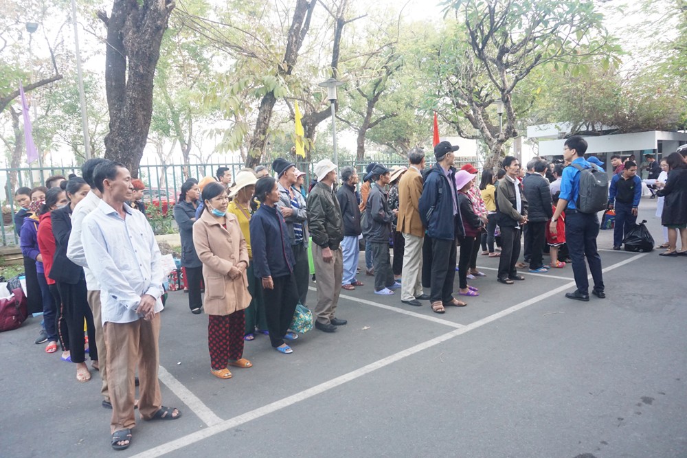 Tin nhanh - TT- Huế: “Chuyến xe yêu thương” chở hơn 200 bệnh nhân và người nhà về quê ăn Tết (Hình 2).