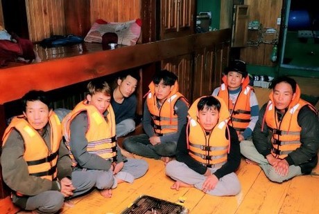 Tin nhanh - Giải cứu 7 ngư dân Thanh Hóa bị rơi xuống biển do chìm tàu