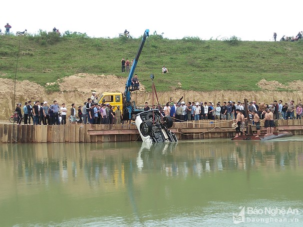 Tin nhanh - Tránh bò trên đường, xe bán tải lật nhào xuống chân cầu cao 30m (Hình 3).