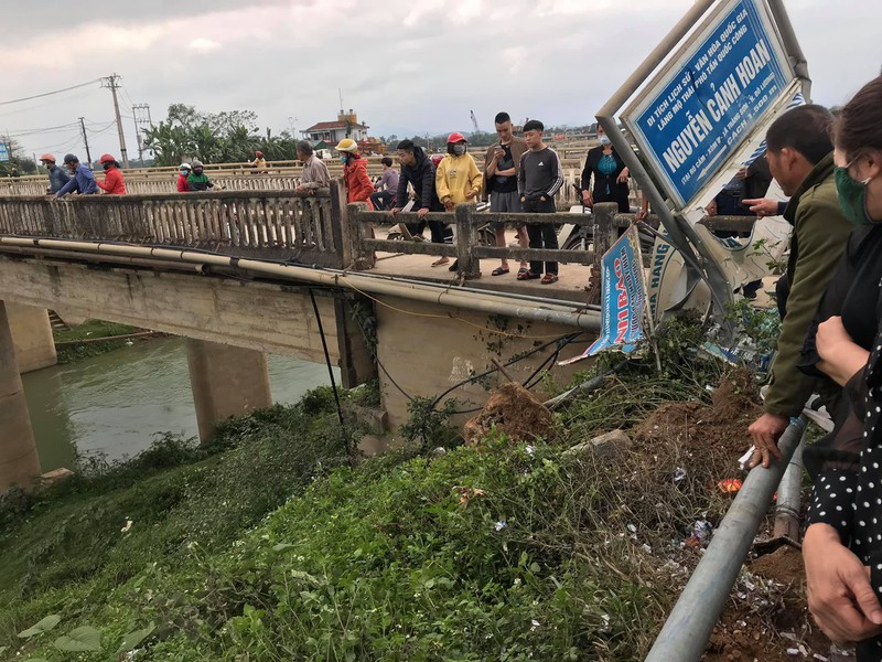 Tin nhanh - Tránh bò trên đường, xe bán tải lật nhào xuống chân cầu cao 30m (Hình 2).