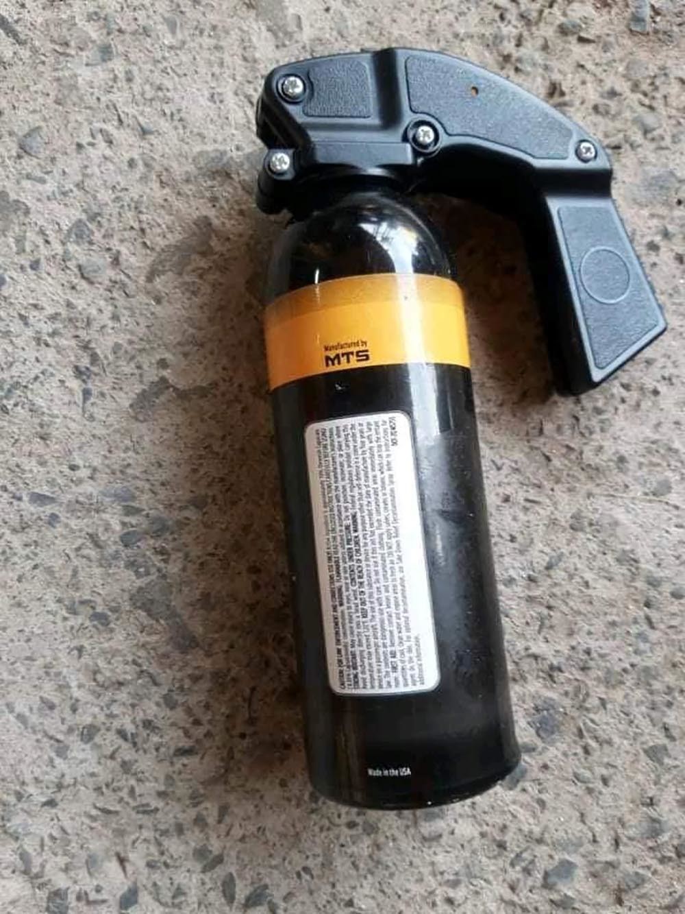 An ninh - Hình sự - Hé lộ hình ảnh về 2 đối tượng dùng xịt hơi cay để cướp tiệm vàng ở TP.HCM (Hình 2).