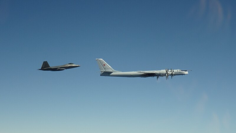 Quân sự - Video: Máy bay ném bom Tu-95 của Nga 'chạm mặt' F-22 khi bay lượn gần biên giới Mỹ