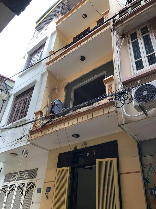 Tin nhanh - Người đàn ông xui xẻo nhập viện vì bị xe rùa rơi từ tầng 5 xuống trúng người (Hình 2).