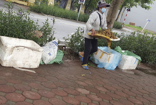 Tin nhanh - Vụ công an phường mặc quần đùi áo cộc lái xe biển xanh đi xử lý vi phạm: Trần tình của người bán hàng rong (Hình 2).