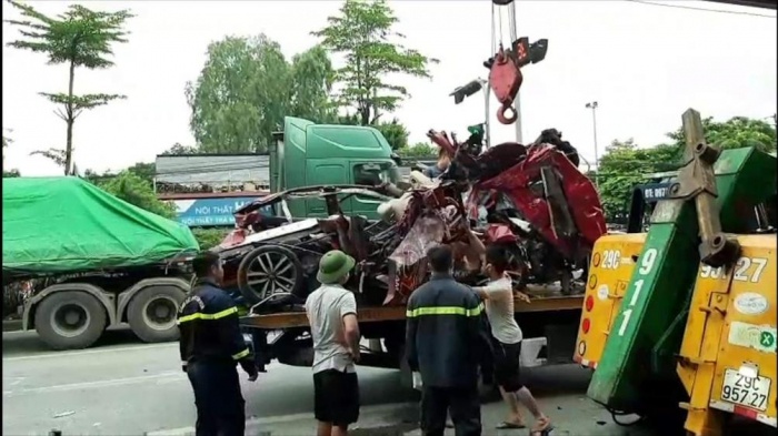 Tin nhanh - Cận cảnh hiện trường tai nạn kinh hoàng xe container chồm lên nóc ô tô khiến ba người tử vong (Hình 3).