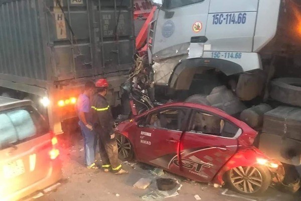Tin nhanh - Cận cảnh hiện trường tai nạn kinh hoàng xe container chồm lên nóc ô tô khiến ba người tử vong (Hình 2).