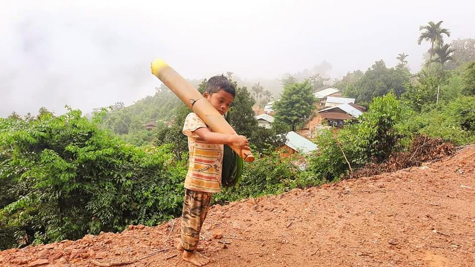 Văn hoá - Vác măng rừng đi ủng hộ chống dịch, cậu bé huyện núi nhận món quà “ấm bụng” (Hình 2).