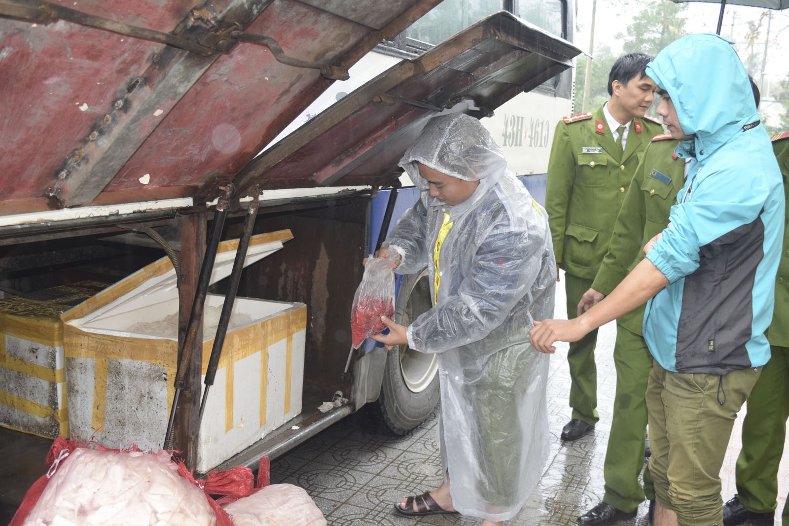 An ninh - Hình sự - Chặn đứng chiếc xe khách chở 200kg da heo thối đi tiêu thụ