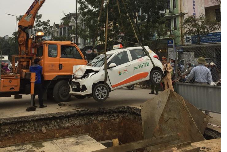 Xã hội - Taxi lao xuống hố công trình thoát nước, tài xế nhập viện cấp cứu (Hình 2).