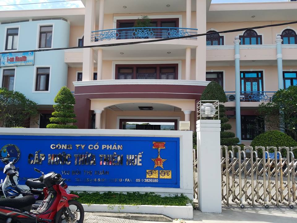 Nghẹt thở giải cứu nữ nhân viên bị kẻ ngáo đá kề dao khống chế (Hình 2).