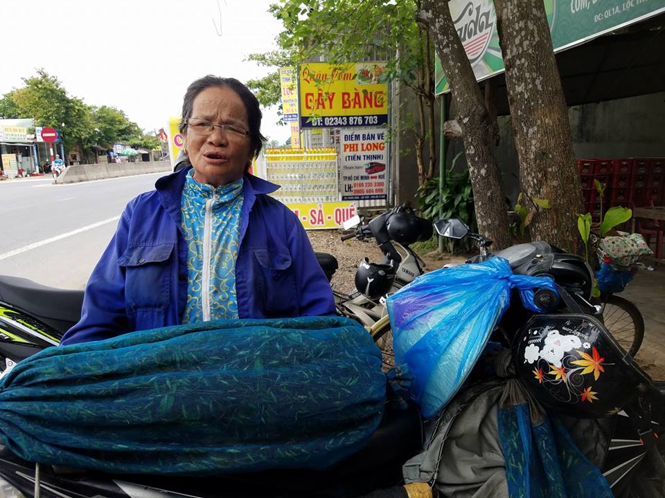 Hốt bạc triệu mỗi ngày với nghề “săn” châu chấu